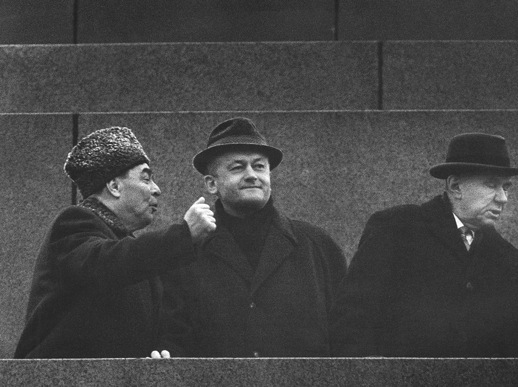 «Чехословакия – наша!», 7 ноября 1968, г. Москва. Трибуна Мавзолея. Политически зрелые «Новые чехи» Индра и Биляк вместе с нашими «верными ленинцами» принимают парад.Выставка «СССР в 1968 году» с этой фотографией.