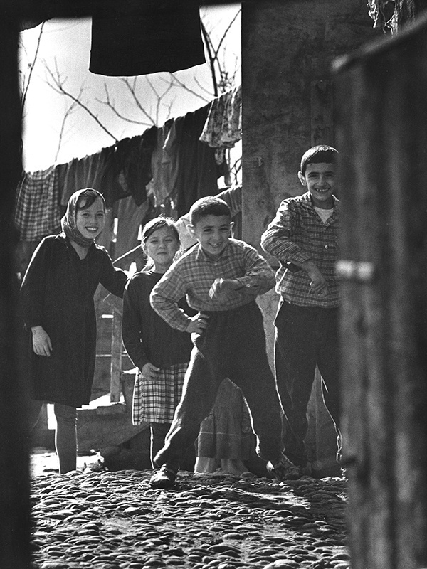 Грузинские дети, 1968 год, Грузинская ССР, г. Тбилиси. Веселые, доброжелательные и бедные. Это потом они стали другими и разрушили свою прекрасную страну.