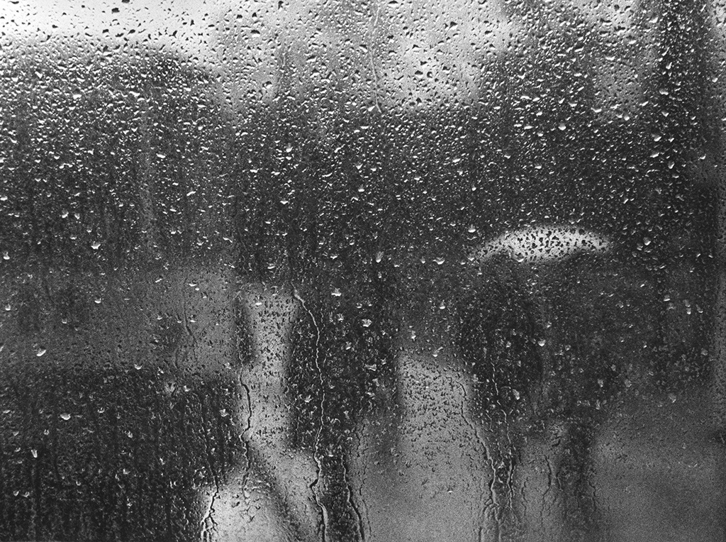 Зонтики, 1965 год, г. Москва. Снимать через капли лобового автобусного стекла – не было фотографа, который бы устоял и не снял. А дальше – «как карта ляжет».Выставка «"Серебряный век" поэзии про осень»&nbsp;с этой фотографией.