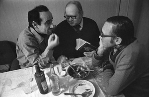 Кухонная дискуссия. Валера Баумштейн, Боря Гусев, Эдя Аргал, 1960-е. 60-е годы. При бутылках было четверо, я отошел – снимать. Все выпито и съедено, пора и о главном поговорить. Московская кухня в действии. В рюмках и тарелках прекрасно ощущается меню.Выставка «Разговоры на кухне» с этой фотографией.