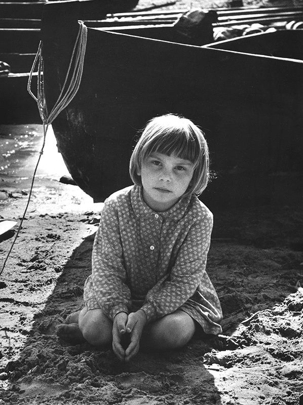 Дочь рыбака, 1970 год, Карельская АССР, Кенозеро. Снимок врасплох. А потом, когда она увидела, что ее снимают – улыбнулась и приосанилась. Но это – уже второй кадр.