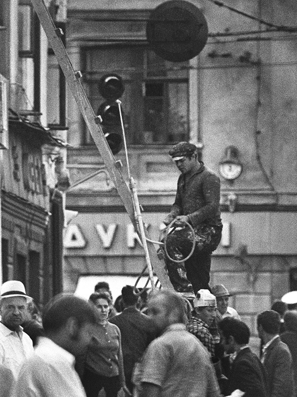 Ремонт на Солянке, 1960-е, г. Москва. Городской муравейник на родной улице.