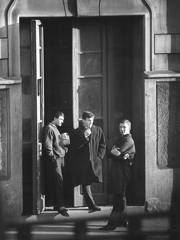 «Три товарища», 1962 год, г. Москва. Все жили в коммуналках, а судьбы этих трех все равно угадываются. Интересно, как все повернулось на самом деле.