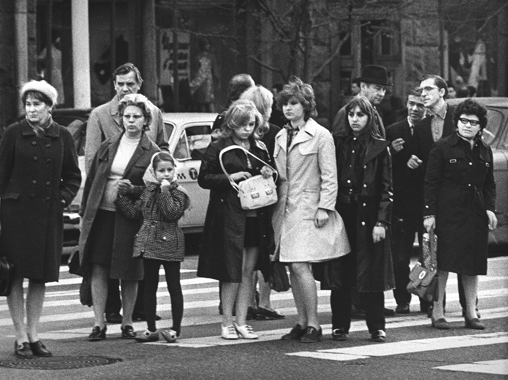 Переход у «Наташи», 1970-е, г. Москва. А магазин   теперь называется «Бенеттон». Да и лица изменились, не говоря уже об одежде.