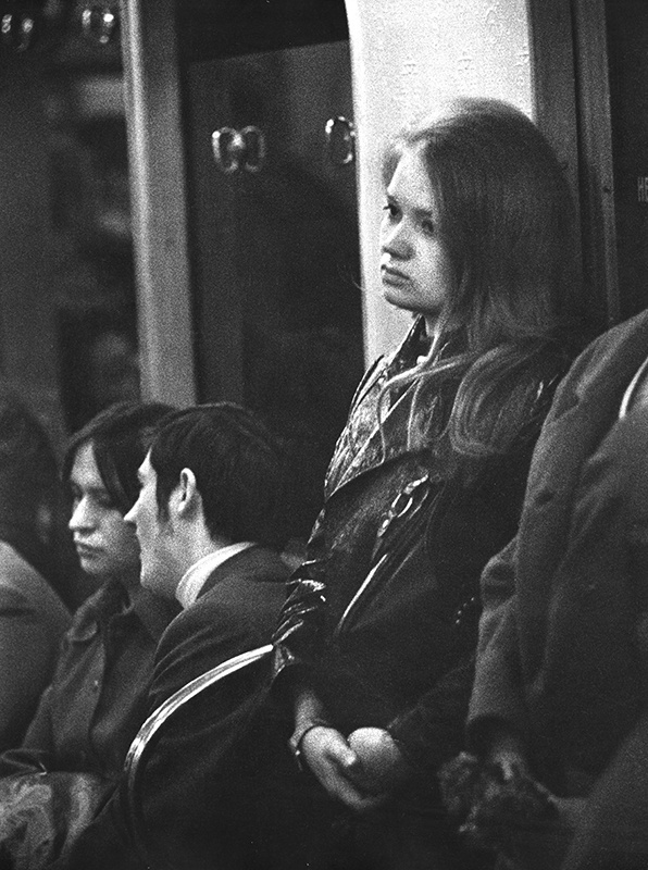 В метро, 1977 - 1979, г. Москва. Где хорошо думать о своем – так это в метро. Шум, никому ты не нужен, все заняты собой.Выставка «Жизнь в дороге» с этой фотографией.&nbsp;