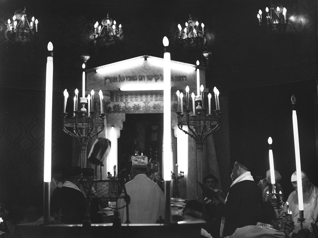 Молитва, 1963 год, г. Москва. «Снимать нельзя! – Почему? – Вы еврей? – Конечно! – В субботу нельзя работать!» И никаких запретов, типа «Пошел вон» и прочее. Мы – умные.Выставка «Молитва» с этой фотографией.