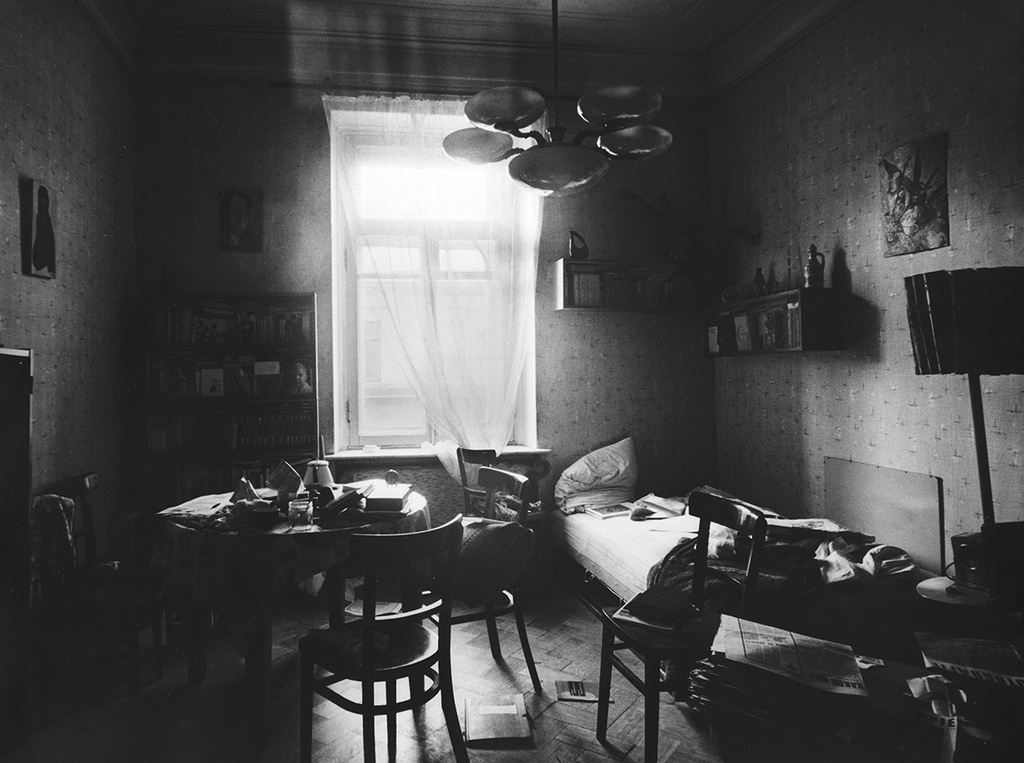 Комната холостяка, 1960-е, г. Москва. Мама уехала отдыхать, убирать неохота.