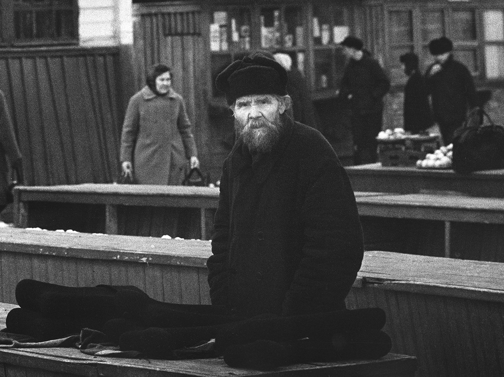 Валенки, 1972 год, г. Чебоксары. Городской рынок. Тоже «рынок», с изобилием все ясно. А все равно – не извел мужика социализм, «слабо»!