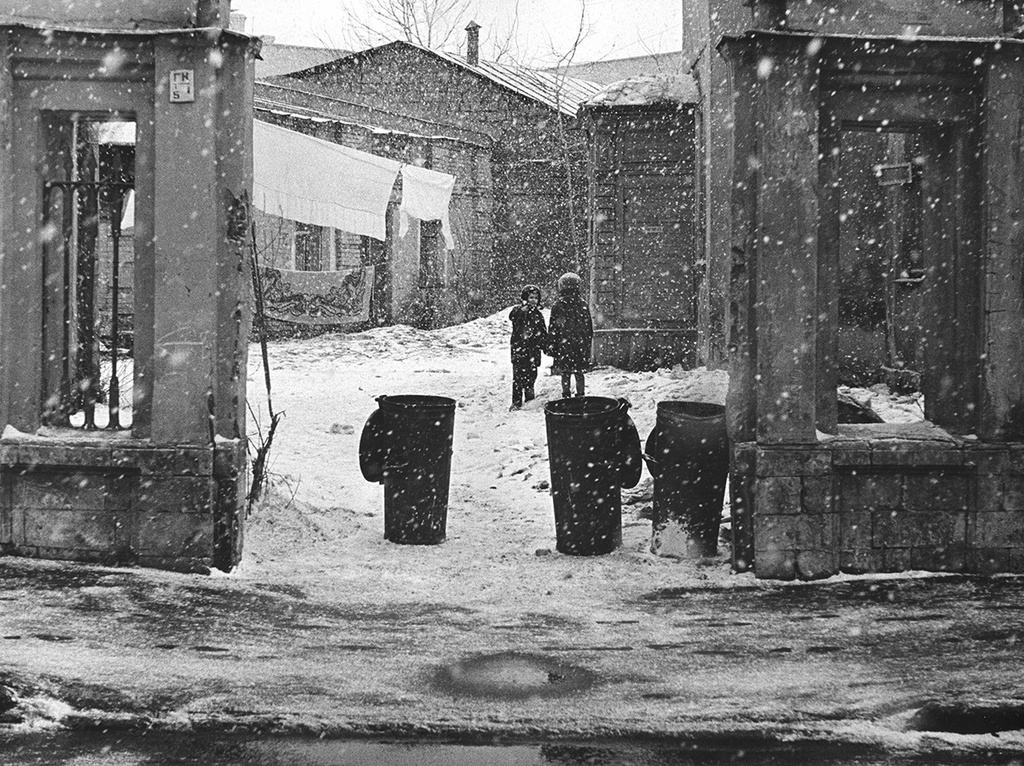 Арбатский переулок, 1960-е, г. Москва. Теперь таких двориков уже не увидать. Застроили и заселили – сначала цековскими, а потом и «новыми русскими». Москва терпит.