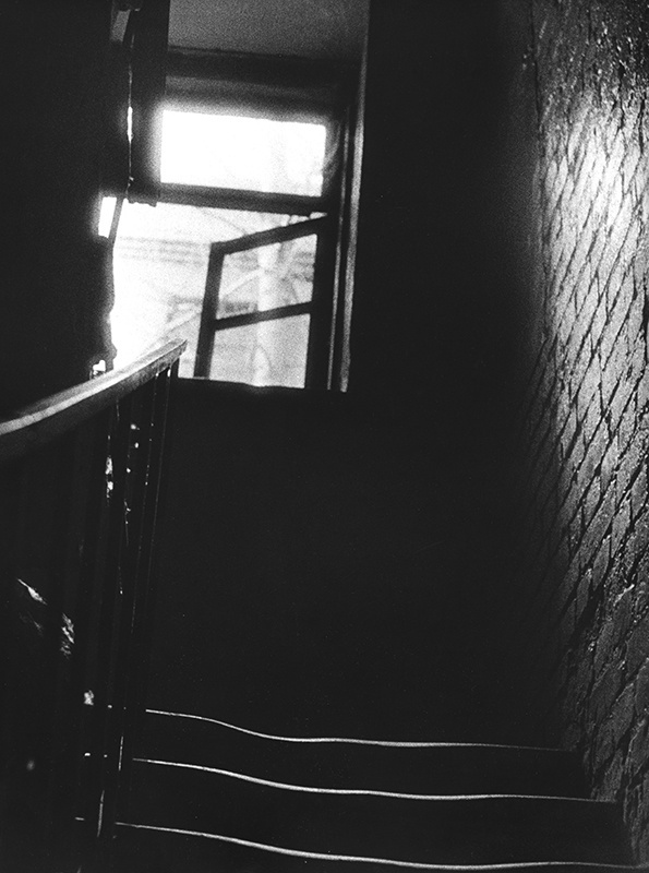 Лестница, 1960-е, г. Москва. Лестница в ту самую коммуналку с кухней. Хаживали по этим ступенькам, хаживали. И долго.Выставка «15 фотографий: территория окон» с этим снимком.