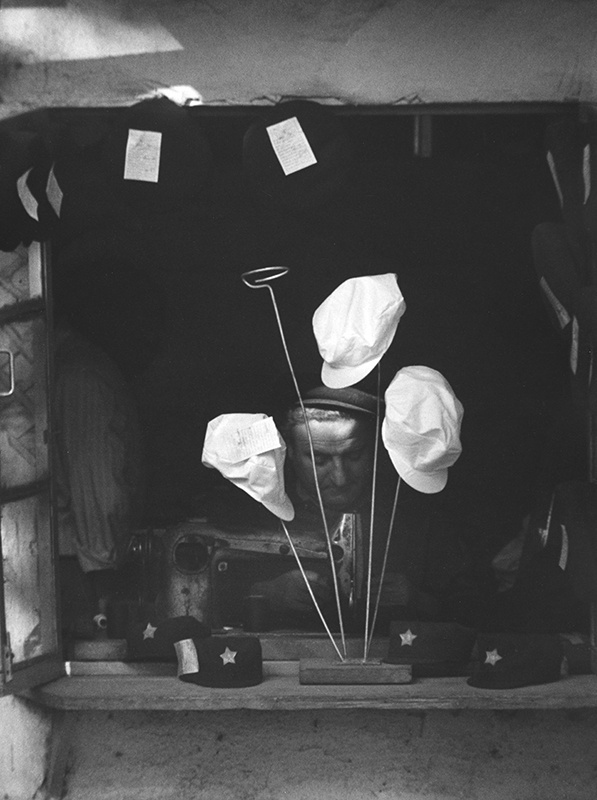 Мастер шляп, 1978 год, Таджикская ССР, г. Душанбе. Закажите шляпу – сделает на любой вкус. Хоть «ким-ир-сеновку», хоть «аэродром» из драпа. Восток – дело тонкое.