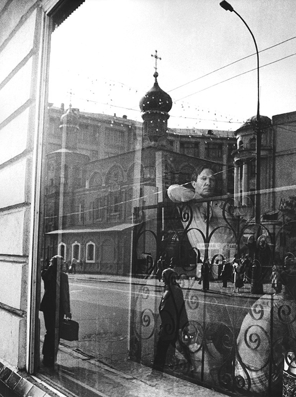 Колбасный магазин, 1970-е, г. Москва. Знаменитый колбасный «микояновский» магазин, куда съезжались со всех вокзалов. Несколько часов в очереди, и сырокопченое счастье – в руках. Теперь колбасы полно, а магазин торгует одеждой.