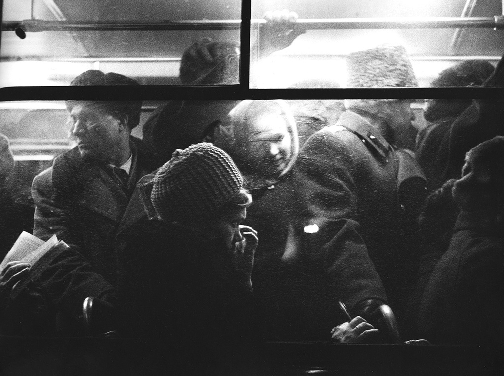 С работы, 1969 год, г. Москва. Общественный транспорт вечером, все едут домой.Выставки «Жизнь в дороге» и «Когда мы ездили без масок» с этой фотографией. 