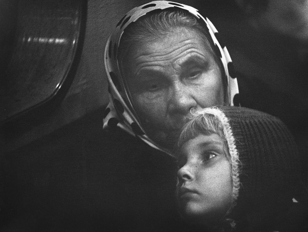 Бабушка и внучка, 1980 год, г. Москва. Метро. Каждая в «себе», и обе – вместе.Выставки:&nbsp;«Возраст мудрости»,&nbsp;«Жизнь в дороге», «Бабушки, дедушки и внуки» с этой фотографией. 