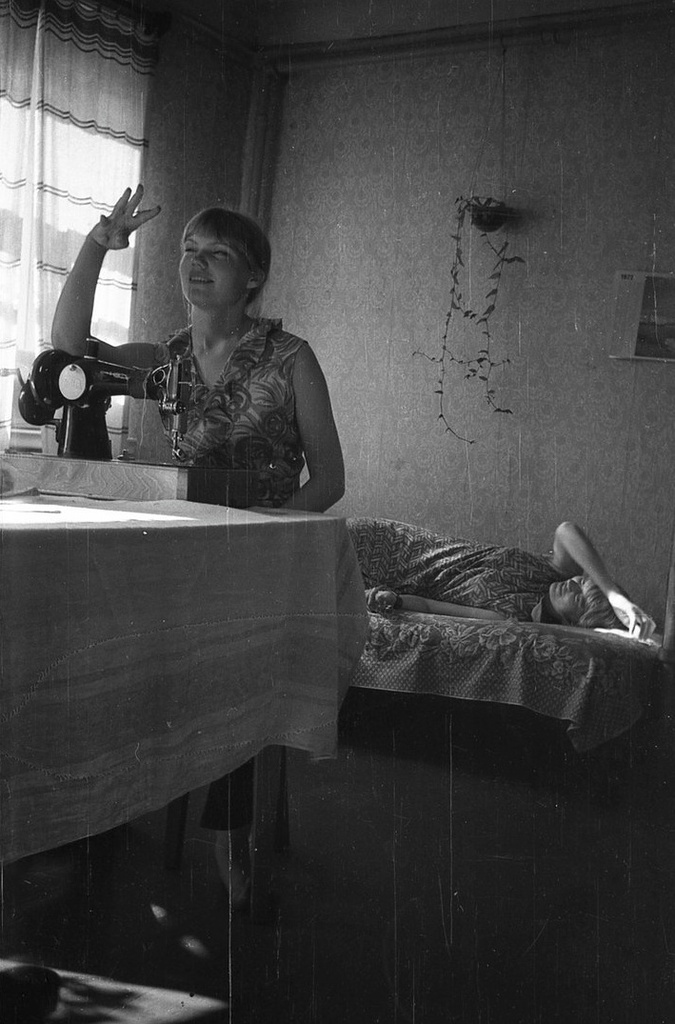 Девушка за швейной машинкой, 1970 - 1978, Московская обл., г. Красногорск. 