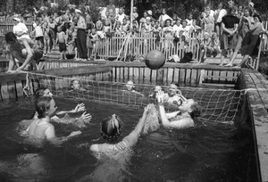 Водный волейбол, 1940-е. Выставки&nbsp;«Бассейн» и «Как рыбы в воде» с этой фотографией.