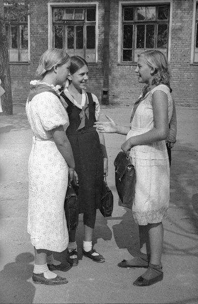Девушки у школы, 1953 год, г. Москва