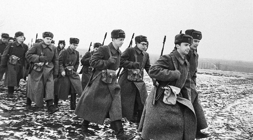 Фото "Первый взвод на полигоне выдвигается на стрельбы", февраль - май ...