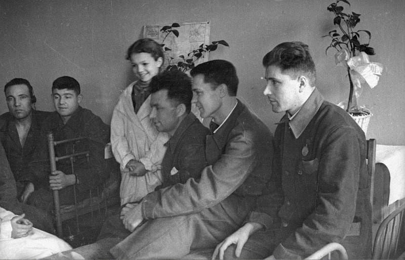 Девочка среди раненых в госпитале, 1943 год