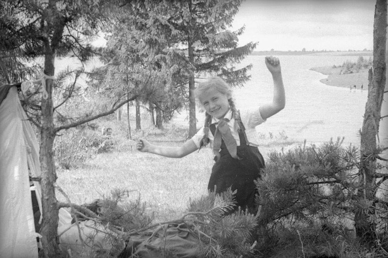 Девочка у палатки, 1940-е, Московская обл.. Лагерь у платформы «Лосиноостровская».