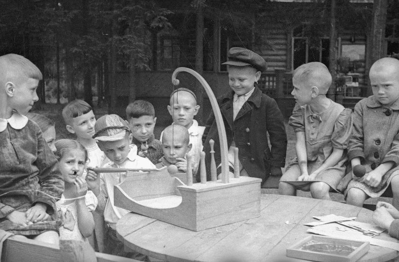 Игра в настольные кегли, 1937 - 1945. Выставка «Тише едешь, дальше будешь» с этой фотографией.&nbsp;