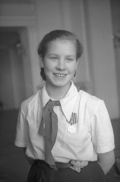 Тамара Левшина – делегат 8-го слета московских пионеров, ноябрь 1945, г. Москва. Выставка «Дети-герои» с этой фотографией.