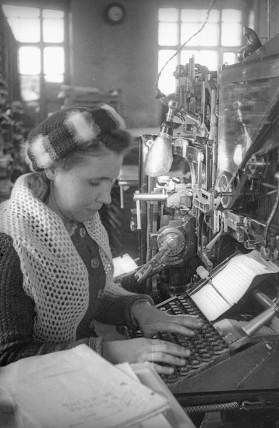 «Книжкина неделя». В типографии. Женщина набирает текст, 1946 год