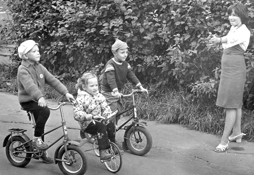 Гонки на велосипедах, 1975 - 1978, Московская обл., г. Электросталь. Выставка «Без фильтров–2. Любительская фотография 70-х» с этой фотографией.