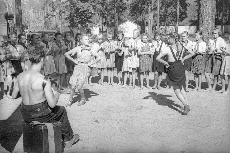 Московские пионеры на слете туристов на канале Москва – Волга. Танцы в лагере, 1948 год, Московская обл.