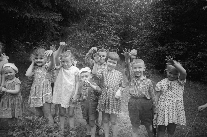 Дети на опушке леса, 1947 год. Видео&nbsp;«Как Корней Чуковский в костер шишки бросал» и выставка «Приветствуем вас!» с этой фотографией.