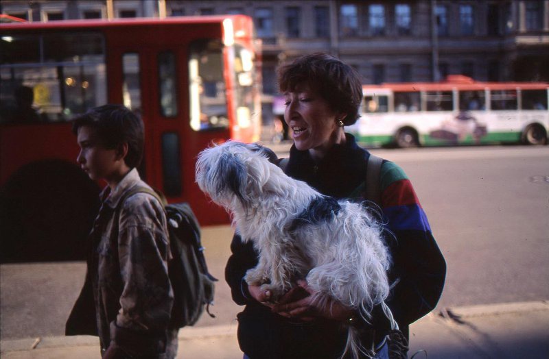 Женщина с собакой на руках, 1993 - 1995, г. Санкт-Петербург. Выставка «"Каждой собаке – породистого хозяина!"» c этой фотографией.