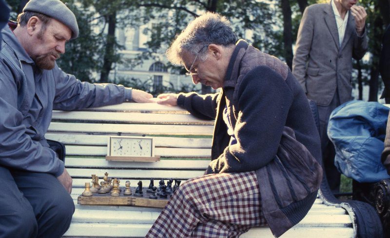 Шахматисты на лавочке, 1993 - 1995, г. Санкт-Петербург. Выставка «Шахматная страна» с этой фотографией.