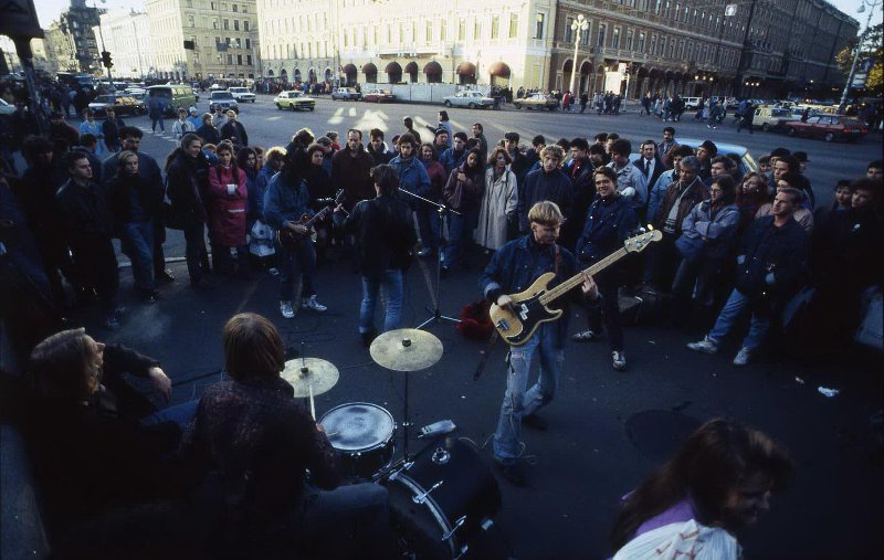 Музыканты на Невском проспекте, 1995 год, г. Санкт-Петербург. Выставка&nbsp;«Музыка везде, кроме...» с этой фотографией.