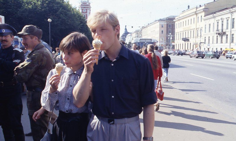 Прохожие на улице, 1993 год, г. Санкт-Петербург. Выставка «Вкусно и сладко! Съедим без остатка!» с этой фотографией.