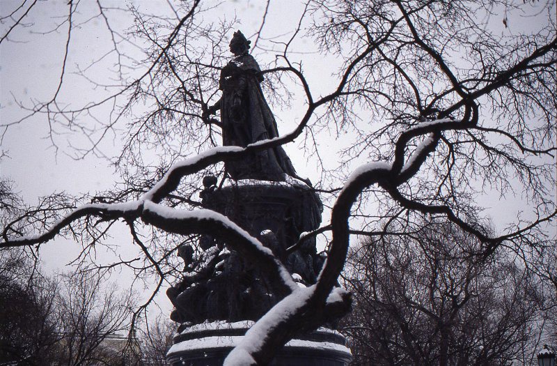 Памятник Екатерине II зимой, 1993 - 1994, г. Санкт-Петербург. Выставка «Настроение – Петербург» с этой фотографией.