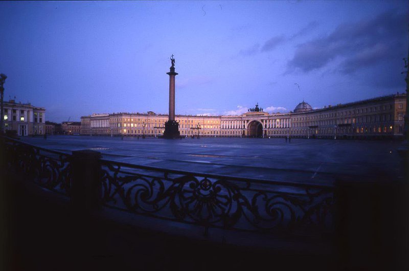 Дворцовая площадь поздним вечером, 1985 год, г. Ленинград. Выставка «Пустые улицы двух столиц» с этой фотографией.&nbsp;