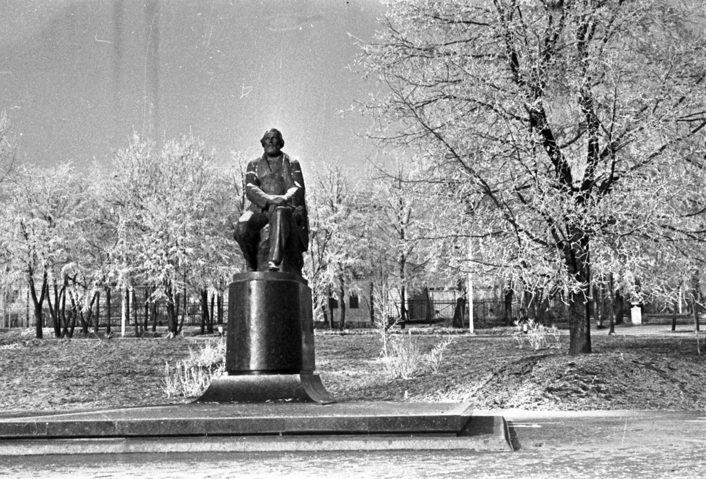 Памятник Ивану Тургеневу, 2 января 1969 - 16 декабря 1969, г. Орел. 