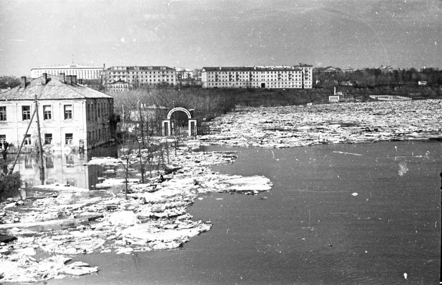Наводнение 1963 года в Орле, 6 марта 1963 - 18 апреля 1963, г. Орел. Выставка «Март. Весну не остановить» с этой фотографией.