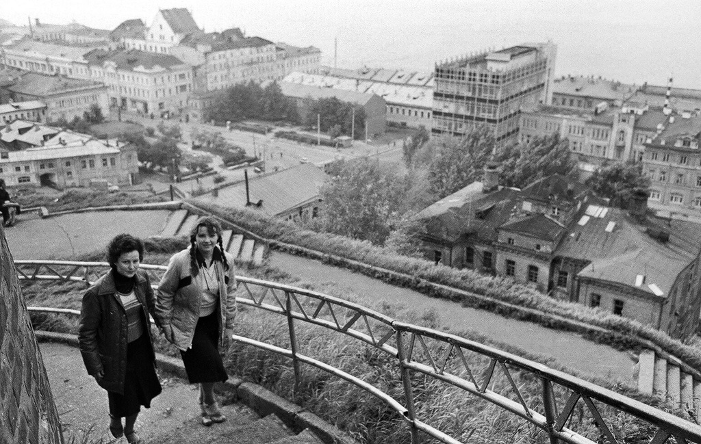 Вид на Горький, 1 - 21 сентября 1980, г. Горький. Снимок сделан 1–21 сентября 1980 года во время круиза теплохода «Николай Островский», ходившему по маршруту Москва – Астрахань – Москва. Этот круиз была организован для комсомольцев Калининского района города Москвы в качестве поощрения за успехи в общественно-политической деятельности. 