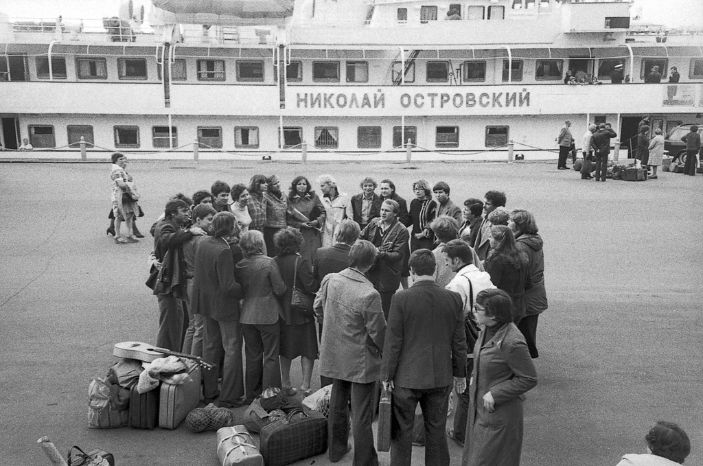 Сбор, 1 - 21 сентября 1980. Снимок сделан 1–21 сентября 1980 года во время круиза теплохода «Николай Островский», ходившему по маршруту Москва – Астрахань – Москва. Этот круиз была организован для комсомольцев Калининского района города Москвы в качестве поощрения за успехи в общественно-политической деятельности. 