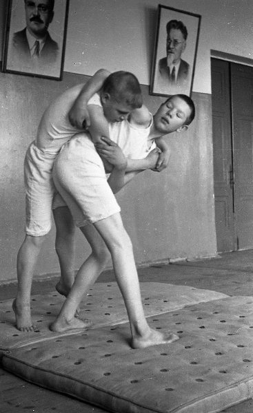 Борющиеся мальчики, 1940-е. Выставка «Поединок с холодной головой» с этой фотографией.