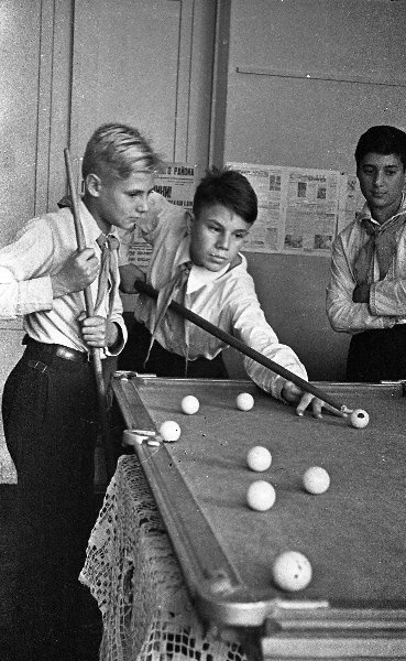 Мальчики, играющие в бильярд, 1943 - 1953, г. Москва. Выставка «"Шахматы в движении" – бильярд» с этой фотографией.