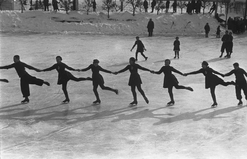 Фигуристы на катке, 1950 год, г. Москва. Выставка «Чудеса на льду. Искусство и спорт» с этой фотографией.