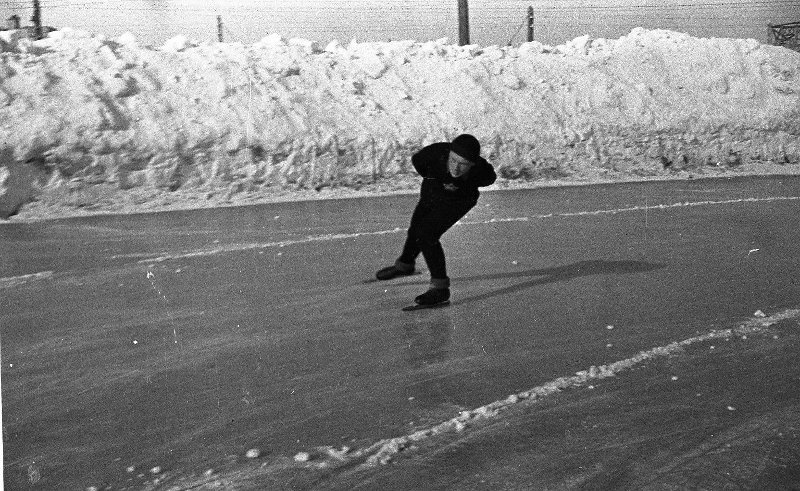 Конькобежец, 1947 - 1950, г. Москва. Предположительно, стадион Юных пионеров.&nbsp;Первое специализированное физкультурно-спортивное внешкольное учреждение в СССР. Находится в районе «Беговой», недалеко от станции метро «Динамо». 12 октября 2015 года, в канун своего 90-летия, стадион был окончательно закрыт и фактически уничтожен. 