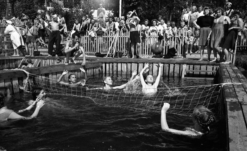 Час купания. Водный волейбол, 1948 год. Выставка «Тише едешь, дальше будешь» с этой фотографией.&nbsp;