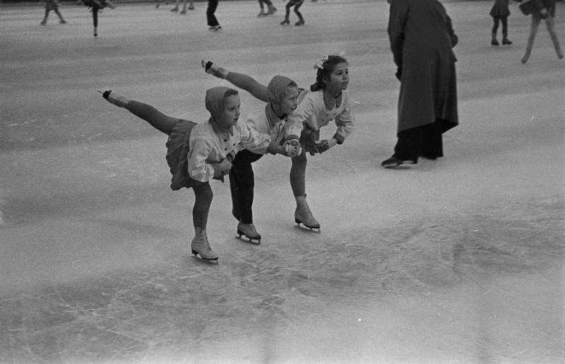 Юные фигуристы на катке, 1950-е, г. Москва. Выставка «Чудеса на льду. Искусство и спорт» с этой фотографией.