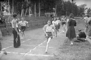 Девочки на беговой дорожке, 1940-е