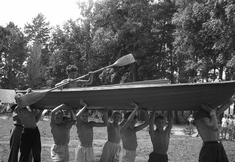 В пионерском лагере, 1946 год, Московская обл.. Выставка «СССР в 1946 году» с этой фотографией.