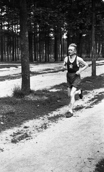 Легкоатлет в лесопарке, 1940-е