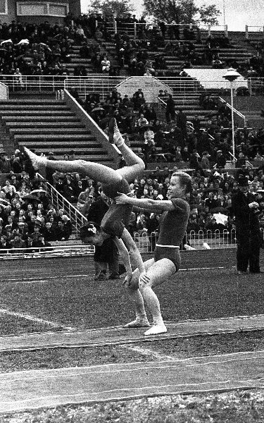 Выступление юных гимнасток на стадионе, 1940-е, г. Москва